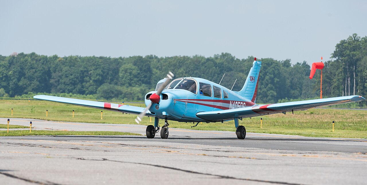 Piper PA-28 Cherokee Warrior (N405DS) taxiing at Delaware Airpark