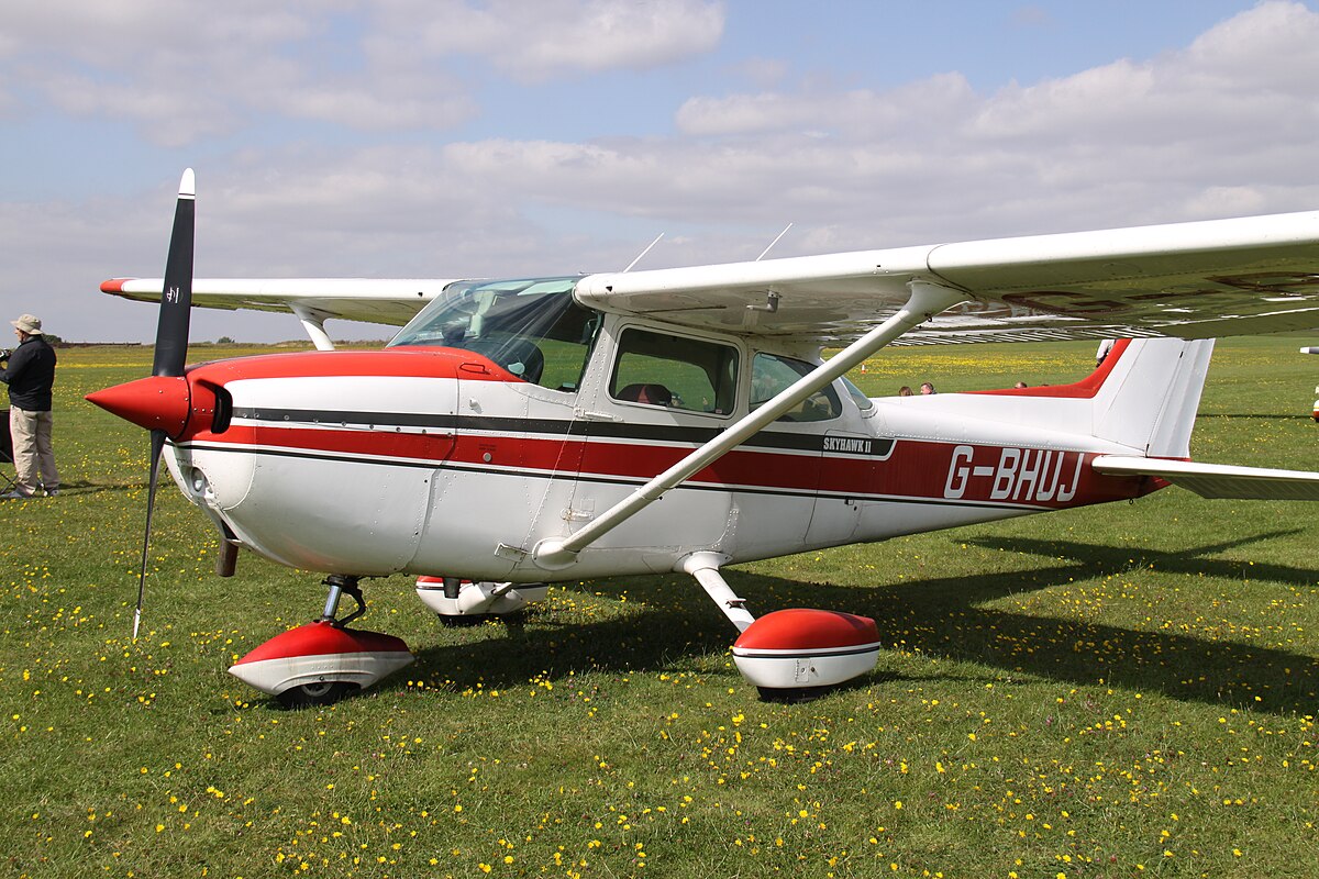 Cessna 172 Skyhawk estacionada en un aeródromo europeo, la aeronave de entrenamiento más común para PPL y LAPL